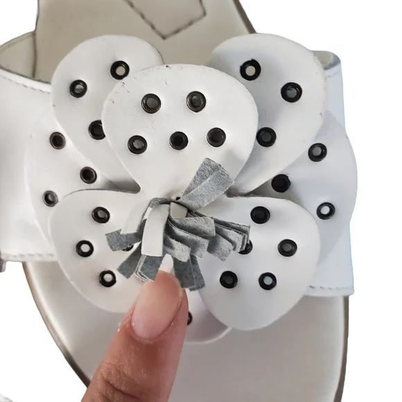 LAST CHANCE OFFER** Ipanema White Leather Floral Sandals - Picture 9 of 10